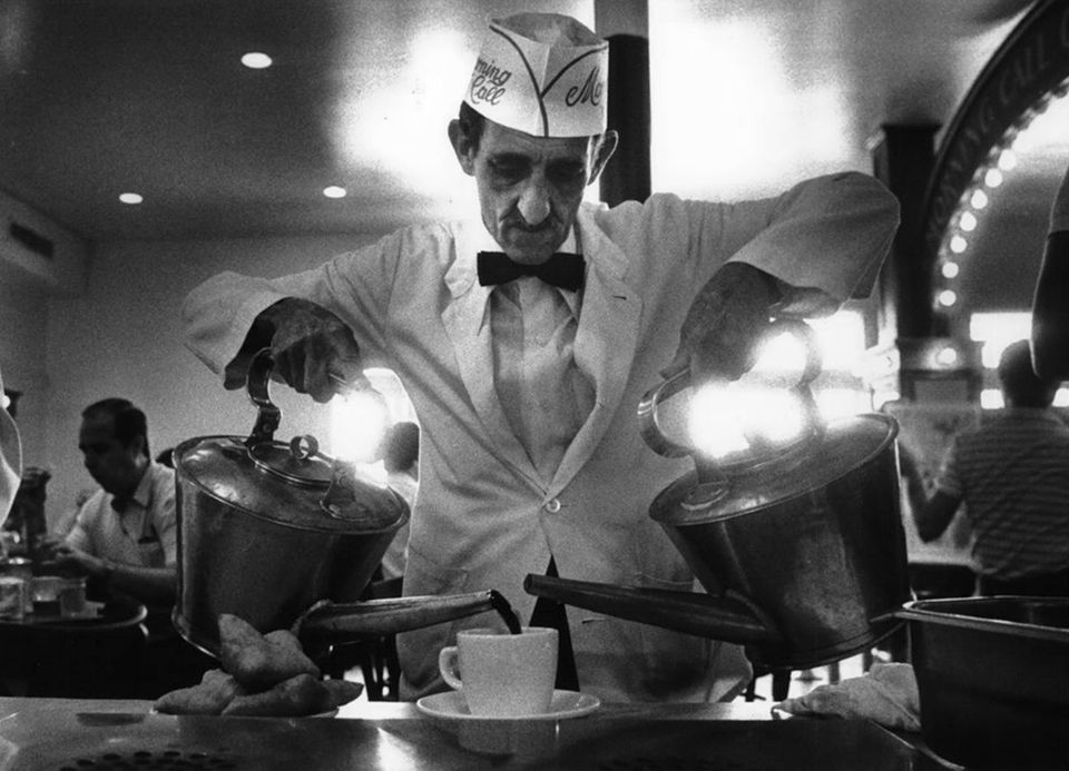 Morning Call waiter 84